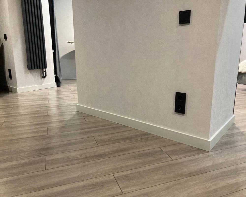 Плинтус из полистирола высокой плотности Волшебная Палочка. Окрашенная. 80мм 2м. NCS 2500-N