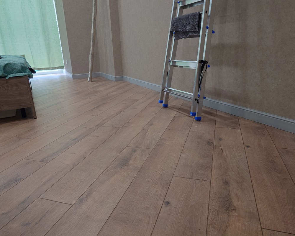 Плинтус из полистирола высокой плотности HI WOOD B100 98мм х 13мм х 2,0м.