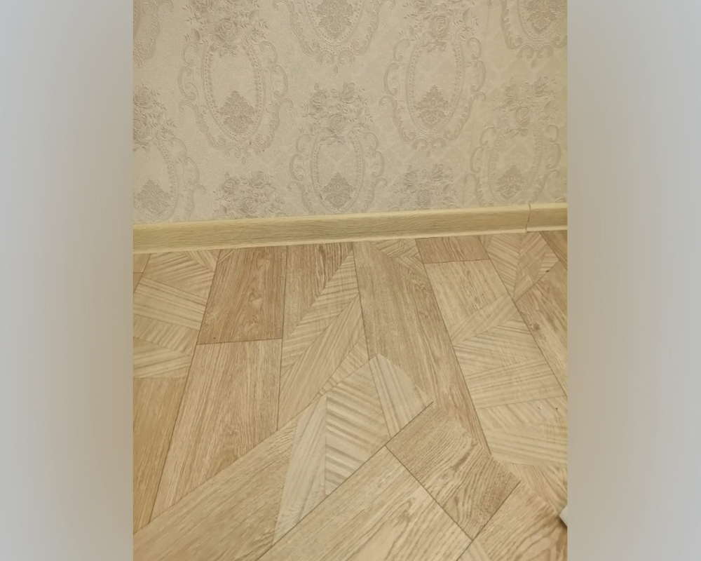 Плинтус ПВХ со съемной панелью Идеал Деконика 85 мм 291 Орех