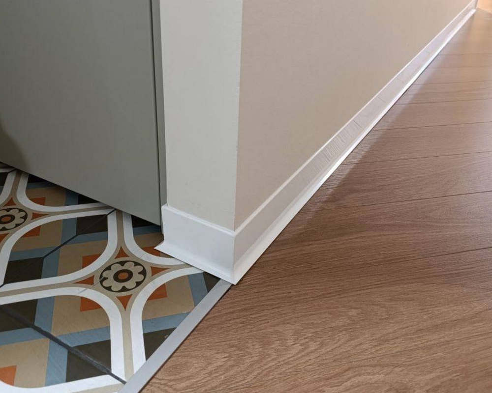 Плинтус алюминиевый 60 мм ПЛ-60 (92481PF7) белый муар 3м.