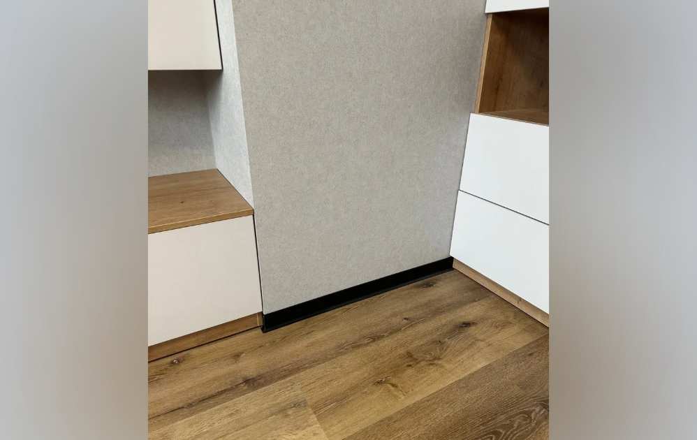 Алюминиевый плинтус AKBD40-SBL 2,5м Муар черный