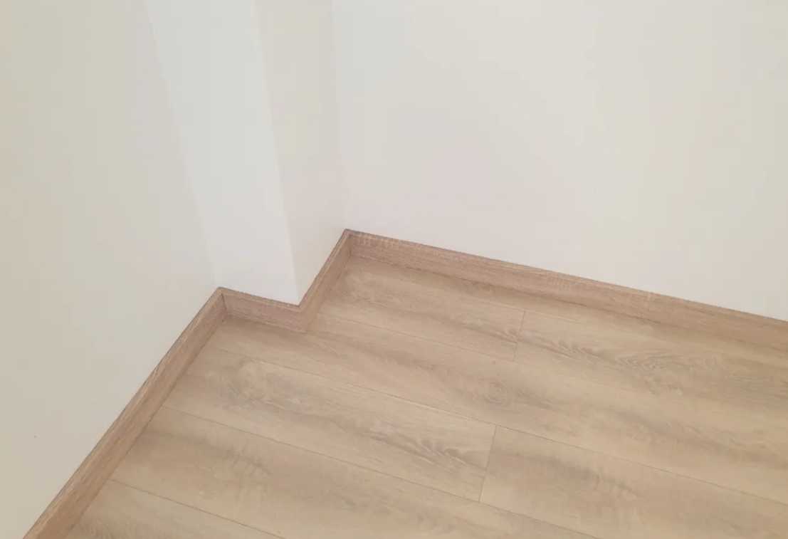 Плинтус МДФ Волшебная палочка Гарден 60 мм. 204 Ясень серый