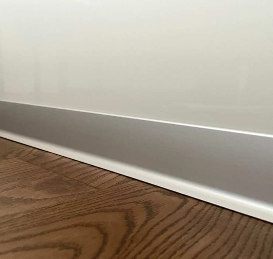 Алюминиевый плинтус AKBD40-MS 2,5м Серебро матовое