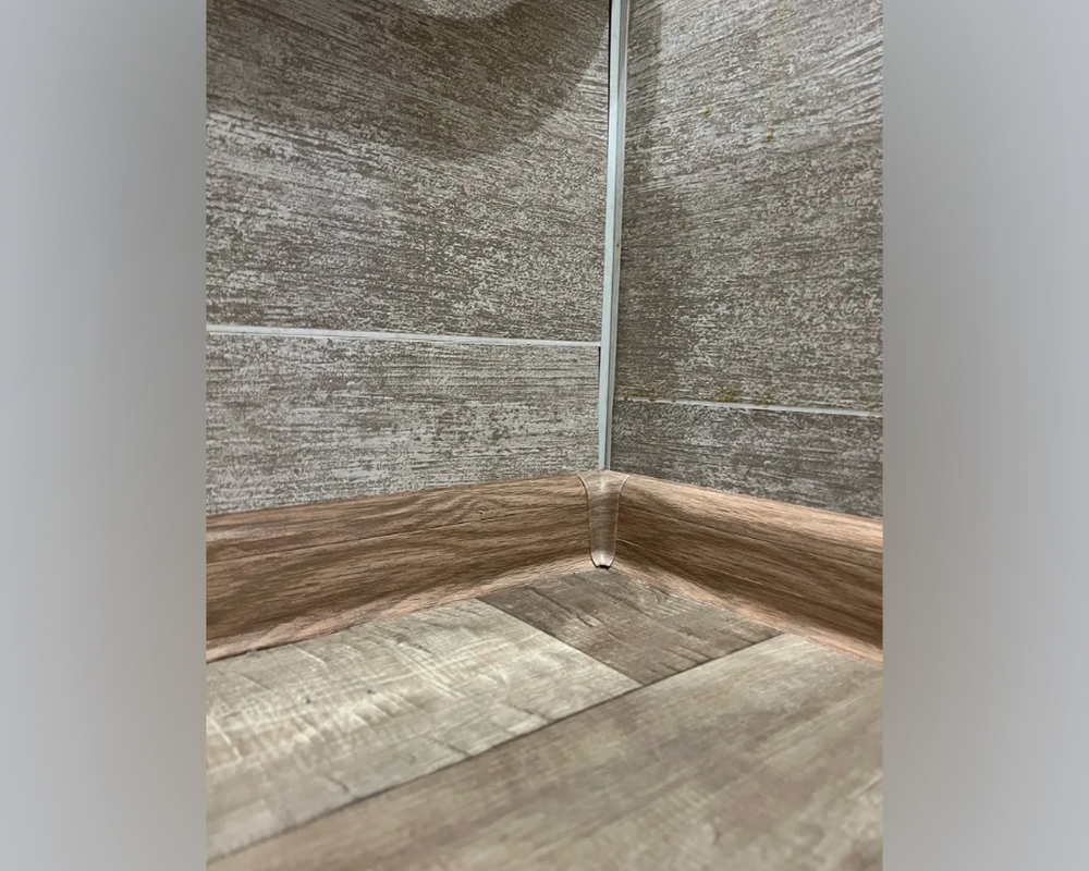 Плинтус ПВХ с кабель-каналом Рико Лео 122 Дуб мореный