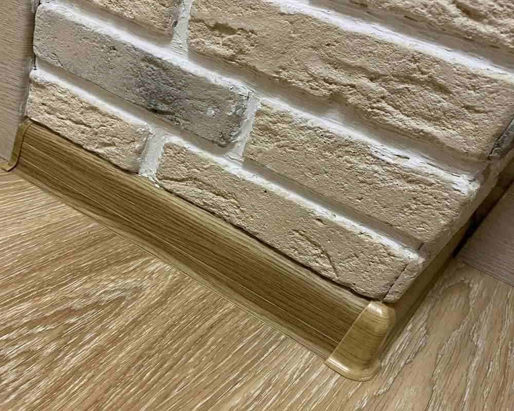 Плинтус ПВХ с кабель-каналом Рико Лео 122 Дуб мореный