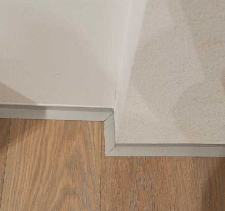 Микроплинтус SL16X25-01L 16х25х2000мм Серебро матовое