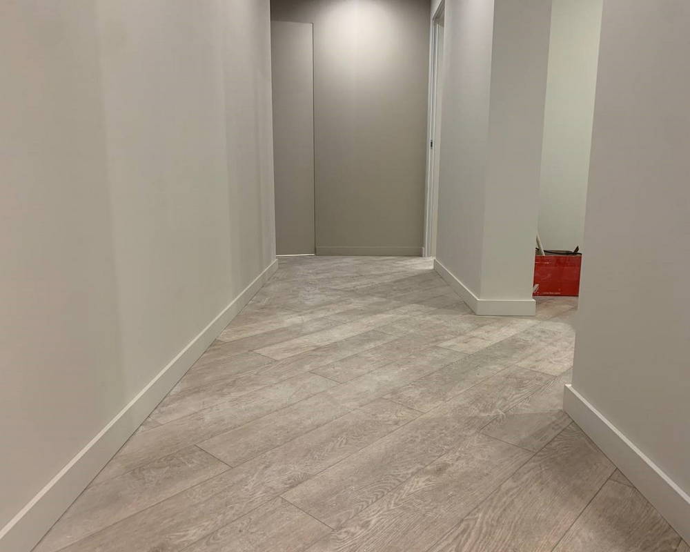 Плинтус из полистирола высокой плотности Волшебная Палочка. Окрашенная. 80мм 2м. NCS 0502-Y