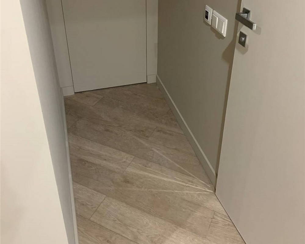 Плинтус из полистирола высокой плотности Волшебная Палочка. Окрашенная. 80мм 2м. RAL 1013