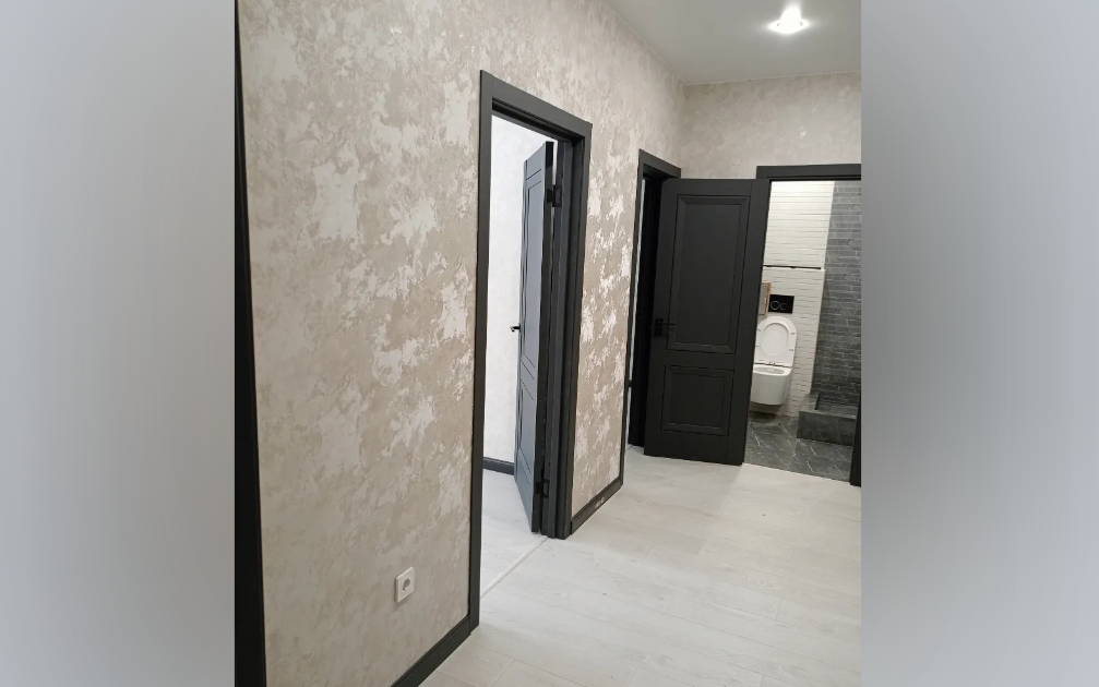 Плинтус прямоугольный ПВХ Идеал Дюра  80мм 2,2м 093 Графит