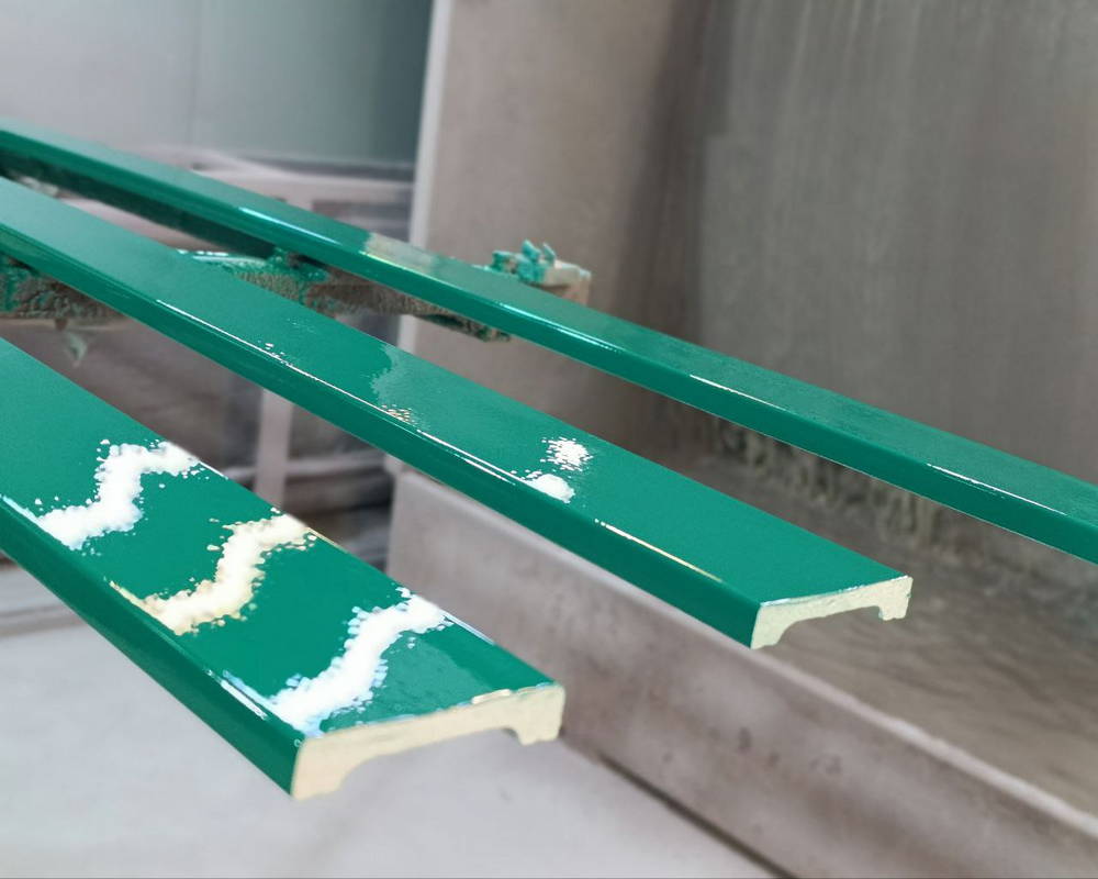 Плинтус ПОЛИСТИРОЛ HI WOOD B70V1 70мм х 12мм х 2,0м. Окраска включена в стоимость