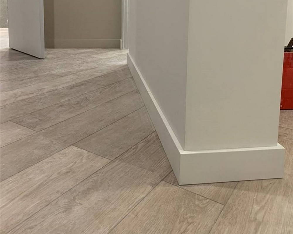 Плинтус из полистирола высокой плотности Волшебная Палочка. Окрашенная. 80мм 2м. NCS 2500-N