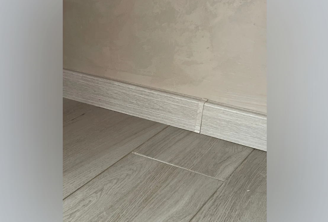 Плинтус ПВХ со съемной панелью Идеал Деконика 70 мм 265 Клен патина