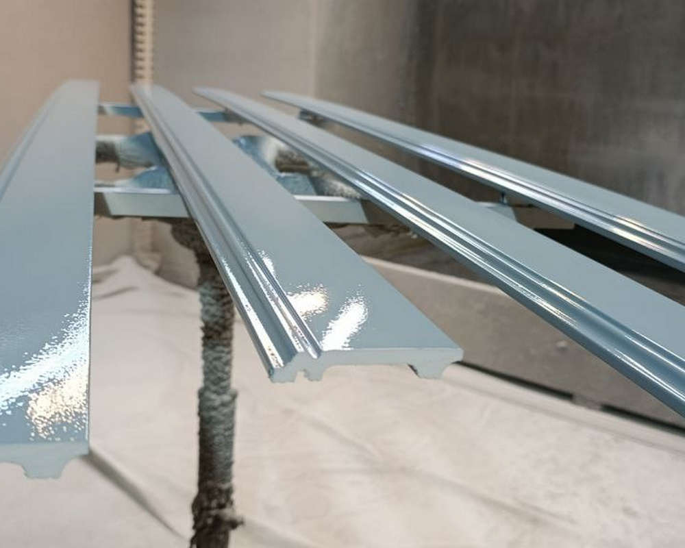 Плинтус ПОЛИСТИРОЛ HI WOOD B97 97мм х 15мм х 2,0м. Окраска включена в стоимость