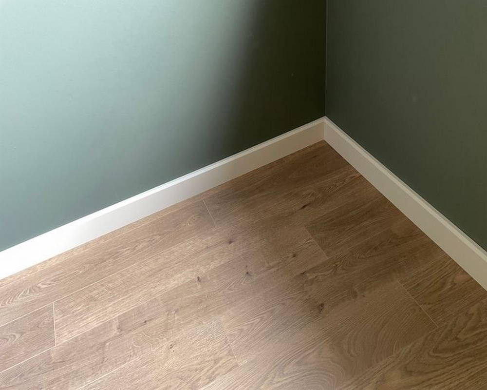 Плинтус Decaro Invisible PL 80  2м Белый под покраску