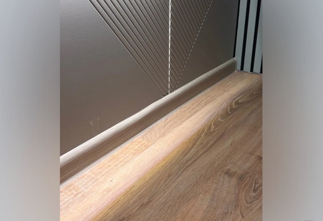 Плинтус ПВХ с кабель-каналом Рико Лео 152 Дуб скандинавский