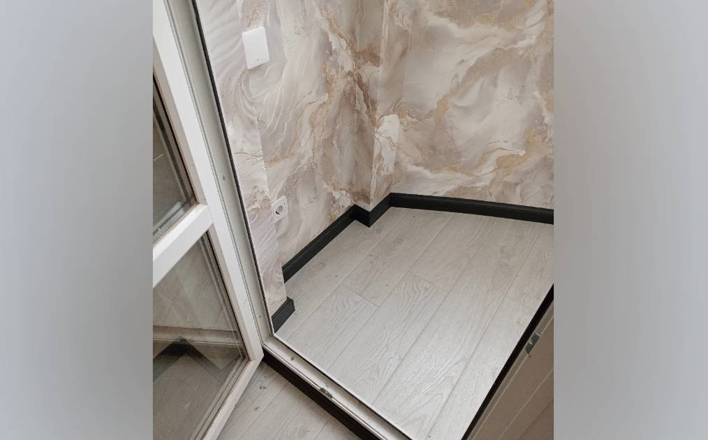 Плинтус прямоугольный ПВХ Идеал Дюра  80мм 2,2м 093 Графит