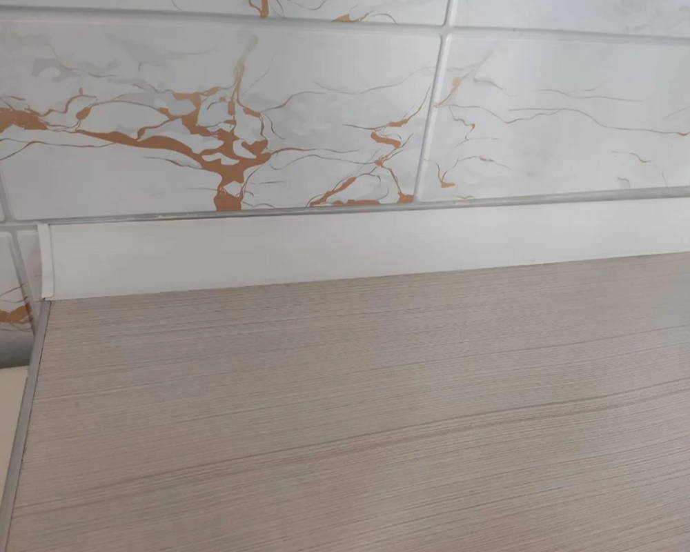 Плинтус для столешниц гладкий Алюминий 25*25мм 3,05м. Белый