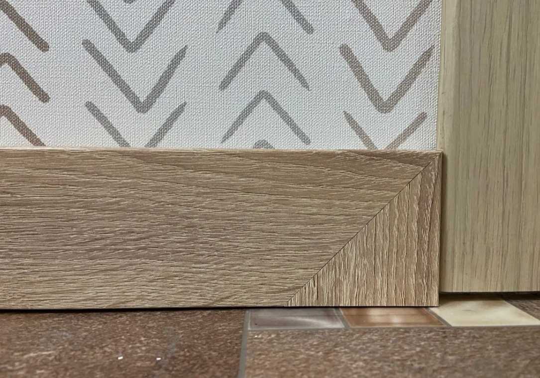 Плинтус напольный Arbiton Integra 09 Дуб Классический