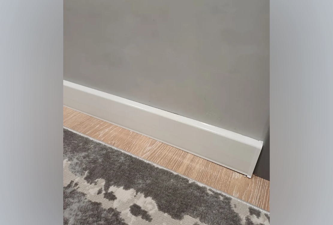 Плинтус со съемной панелью ПВХ Деконика ИДЕАЛ 55мм 2,2м 294 Орех антик