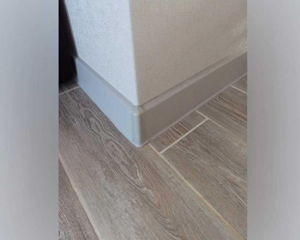 Плинтус со съемной панелью ПВХ Деконика ИДЕАЛ 55мм 2,2м. 253 Ясень серый