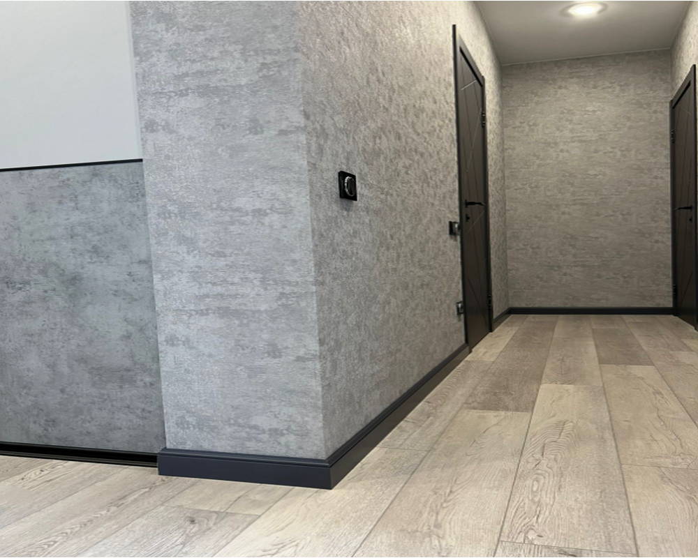 Плинтус из полистирола высокой плотности HI WOOD B150 149мм х 26мм х 2,0м.