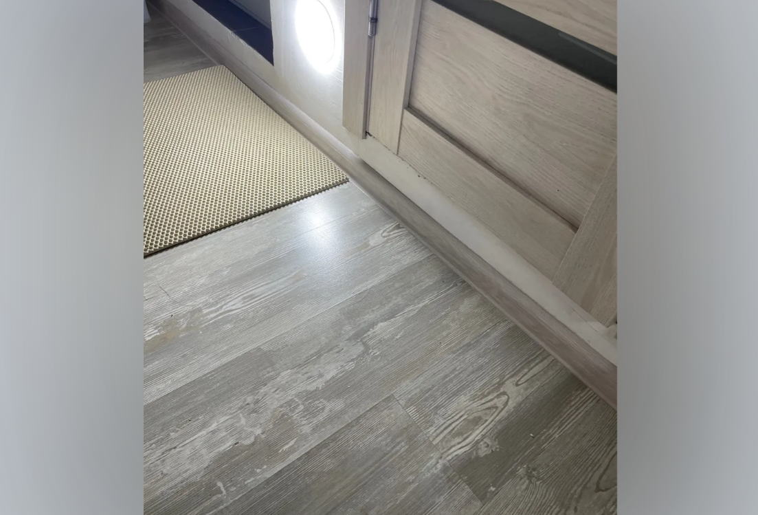 Плинтус ПВХ с кабель-каналом Рико Лео 152 Дуб скандинавский