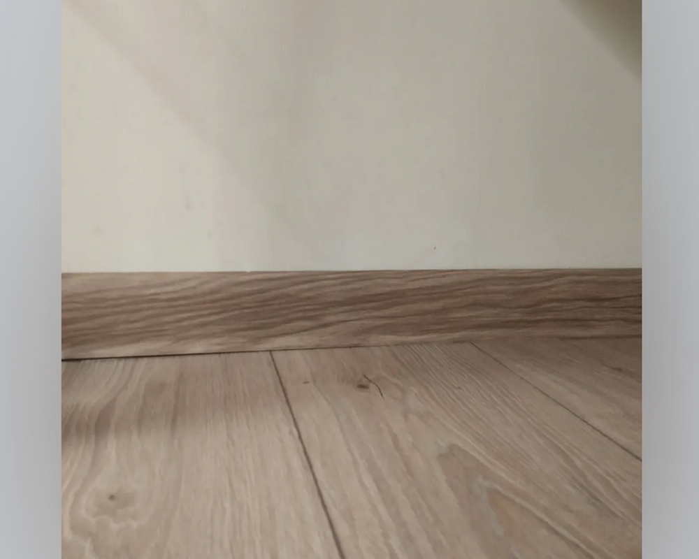 Плинтус ПВХ с кабель-каналом Рико Лео Мультиколор 162 Дуб больцано