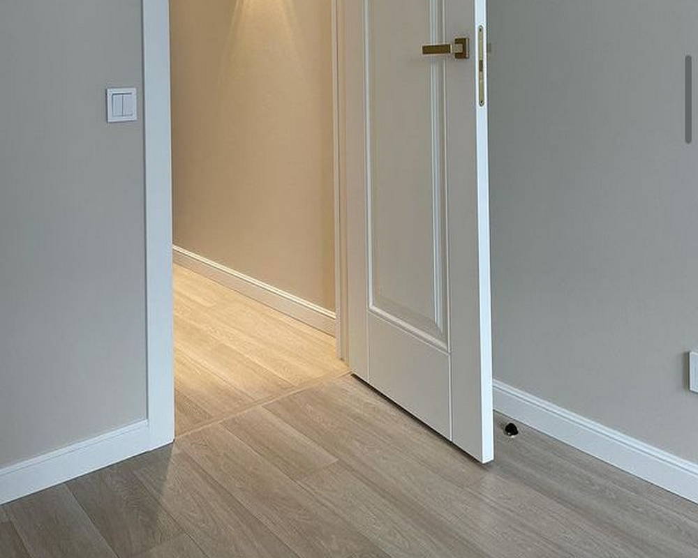 Плинтус из полистирола высокой плотности HI WOOD B80A 80мм х 12,5мм х 2,0м.