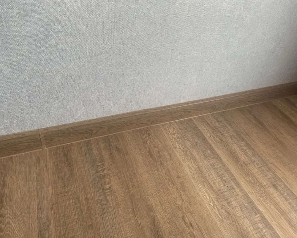 Плинтус ПВХ со съемной панелью Идеал Деконика 70 мм 228 Дуб классик