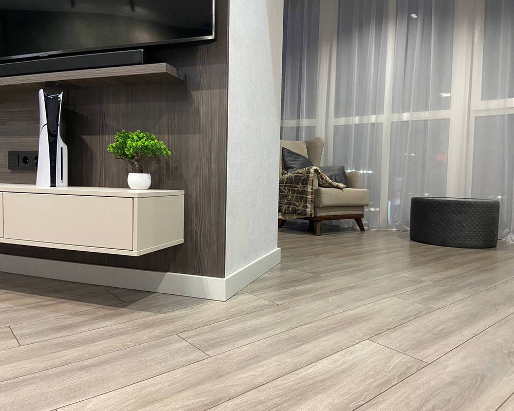 Плинтус из полистирола высокой плотности Волшебная Палочка. Окрашенная. 80мм 2м. RAL 1013