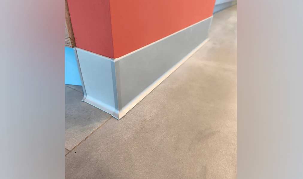 Алюминиевый плинтус AKBD40-MS 2,5м Серебро матовое