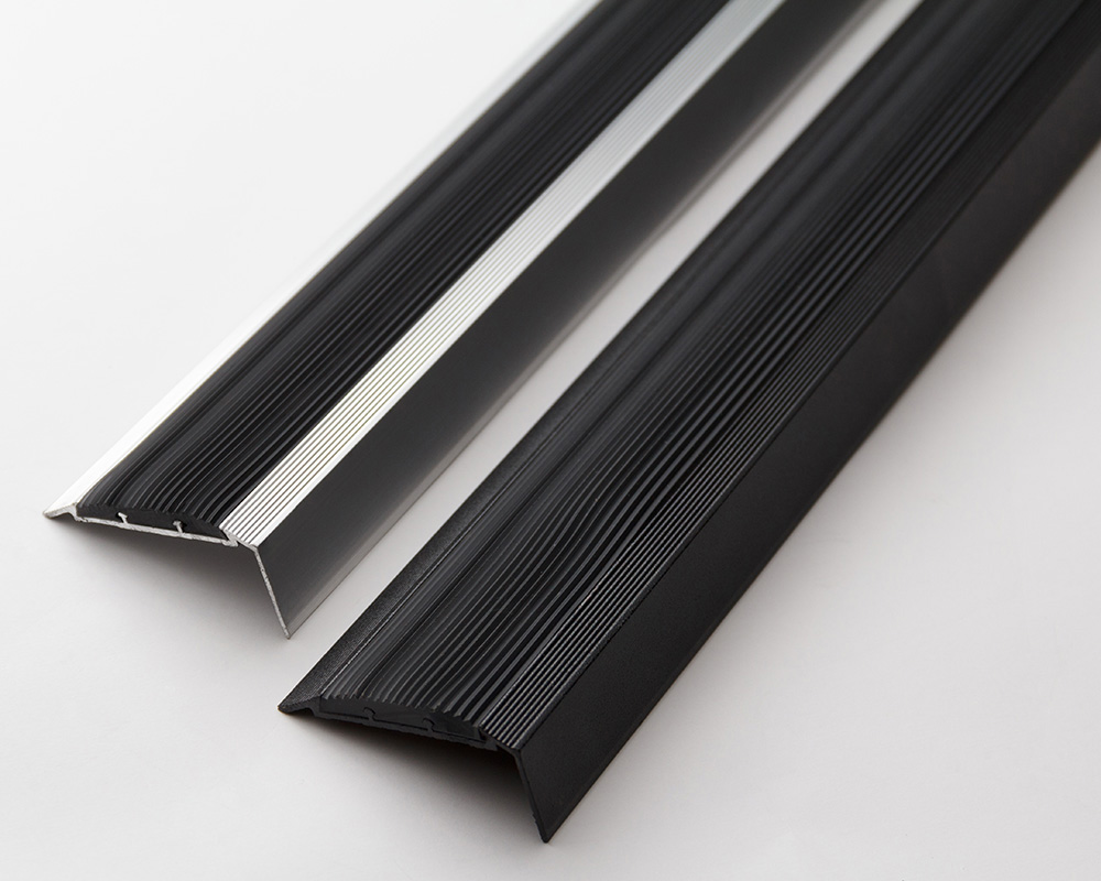 Порог угловой ПУ 70.900.01лч Анод серебро