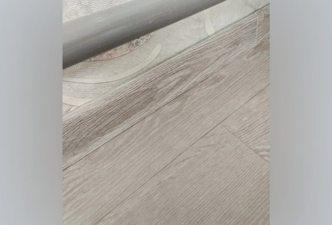 Плинтус ПВХ с кабель-каналом Рико Лео 112 Ясень серый