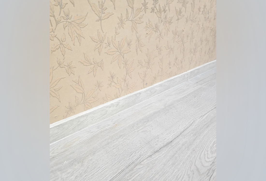 Плинтус со съемной панелью ПВХ Деконика ИДЕАЛ 55мм 2,2м 294 Орех антик