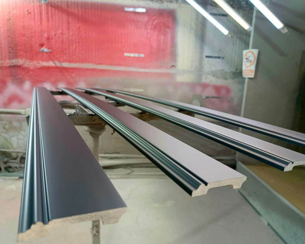 Плинтус ПОЛИСТИРОЛ HI WOOD B97 97мм х 15мм х 2,0м. Окраска включена в стоимость