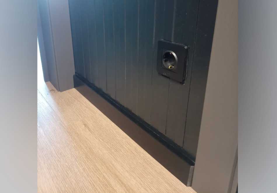 Плинтус МДФ Лука Пл 100-1МДФ.2700.Point line 24034 Черный лофт