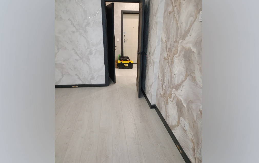 Плинтус прямоугольный ПВХ Идеал Дюра  80мм 2,2м 093 Графит