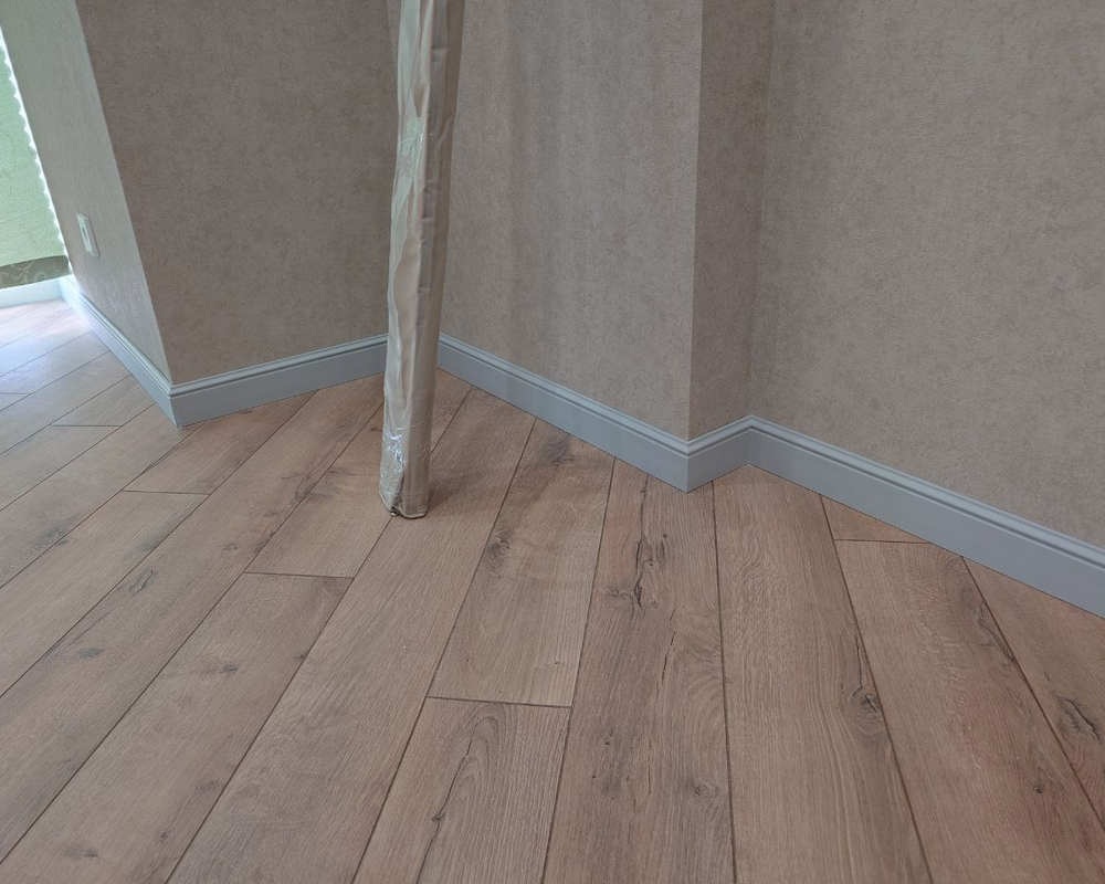 Плинтус ПОЛИСТИРОЛ HI WOOD B97 97мм х 15мм х 2,0м. Окраска включена в стоимость