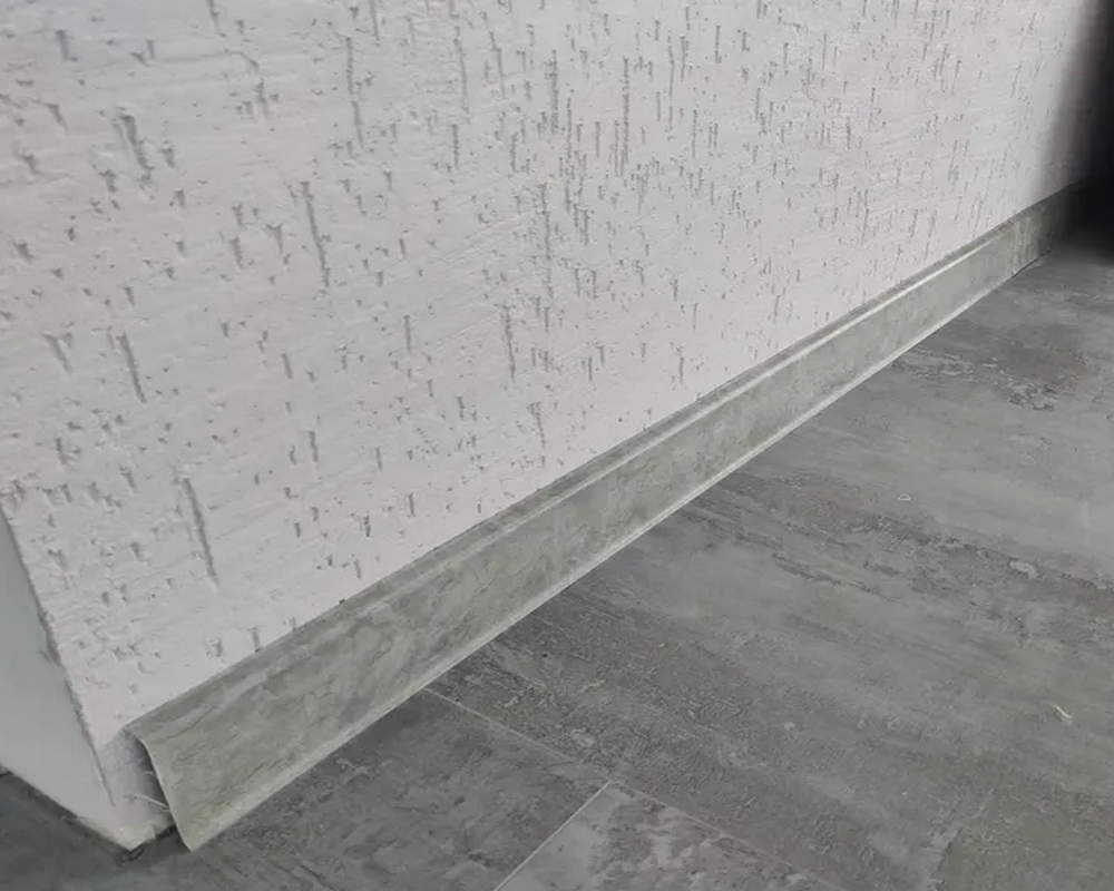 Плинтус ПВХ со съемной панелью Идеал Деконика 70 мм 296 Орех серый