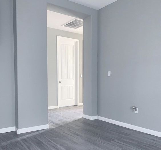 Плинтус ПВХ со съемной панелью Идеал Деконика 70 мм 001 Белый