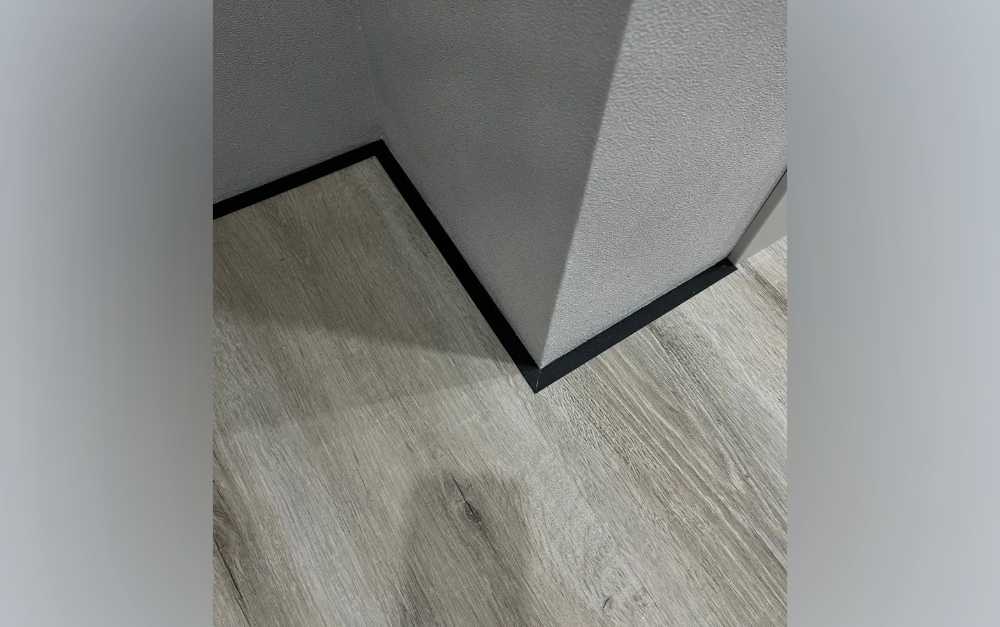 Микроплинтус AL16X5-03 16х6х2000мм Чёрный