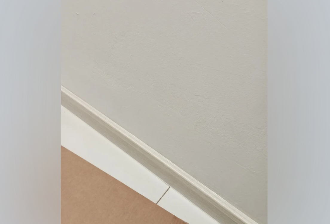 Плинтус со съемной панелью ПВХ Деконика ИДЕАЛ 55мм 2,2м 294 Орех антик