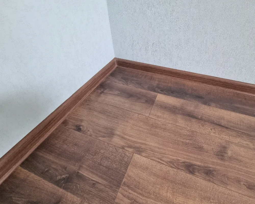 Плинтус ПВХ с кабель-каналом Рико Лео 124 Дуб янтарный