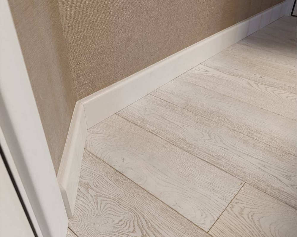 Плинтус кедр Стоунвуд. 60 60мм 2,35м Белый