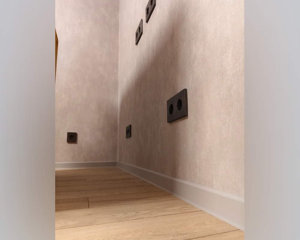 Плинтус со съемной панелью ПВХ Деконика ИДЕАЛ 55мм 2,2м 547 Лофт светло-серый