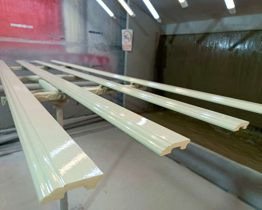 Плинтус ПОЛИСТИРОЛ HI WOOD B97 97мм х 15мм х 2,0м. Окраска включена в стоимость