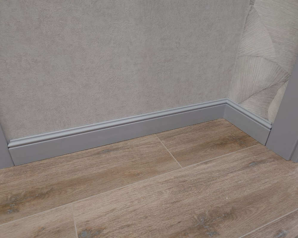 Плинтус ПОЛИСТИРОЛ HI WOOD B97 97мм х 15мм х 2,0м. Окраска включена в стоимость