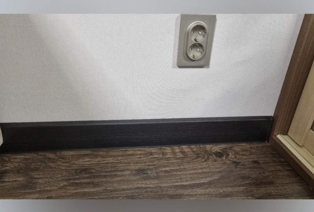 Плинтус ПВХ со съемной панелью Идеал Деконика 70 мм 548 Лофт серый