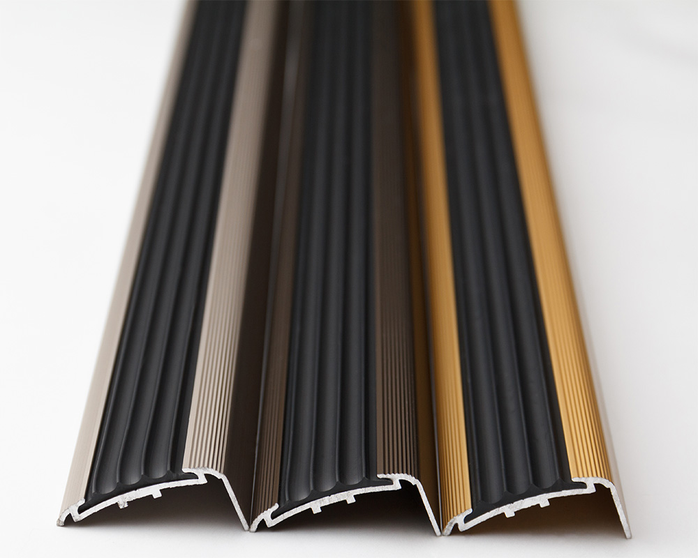 Порог угловой ПУ 71.1800.01л Серебро