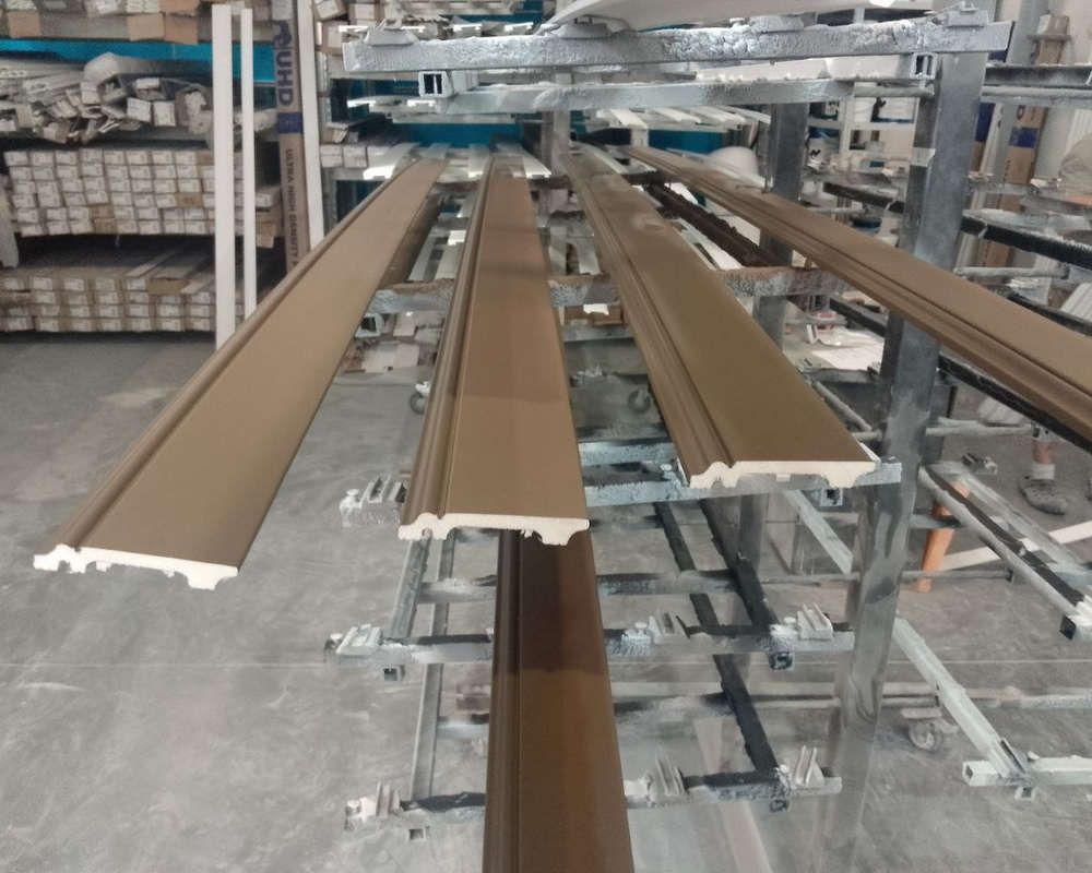 Плинтус ПОЛИСТИРОЛ HI WOOD B80A 80мм х 12,5мм х 2,0м. Окраска включена в стоимость